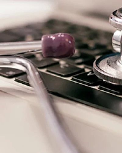 close-up-of-laptop-keyboard-and-phonendoscope-medi-2025-01-09-03-23-32-utc Kopie 2